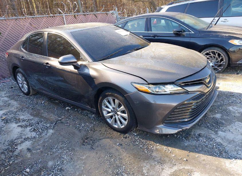 2019 Toyota Camry LE (VIN 4T1B11HK5KU289272) main photo