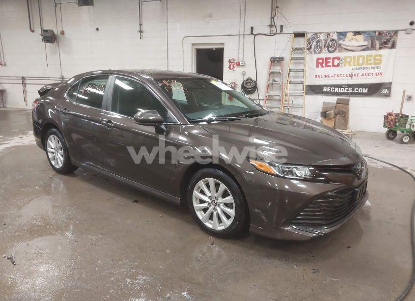 2019 Toyota Camry LE (VIN 4T1B11HK5KU683127) main photo