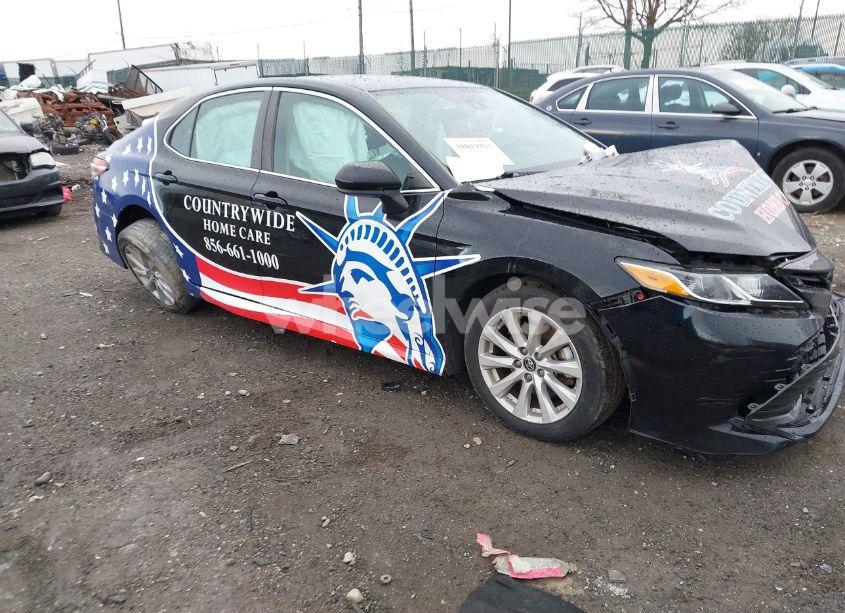 2019 Toyota Camry LE (VIN 4T1B11HK5KU683144) main photo