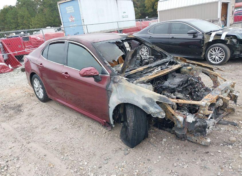 2019 Toyota Camry LE (VIN 4T1B11HK5KU708396) main photo