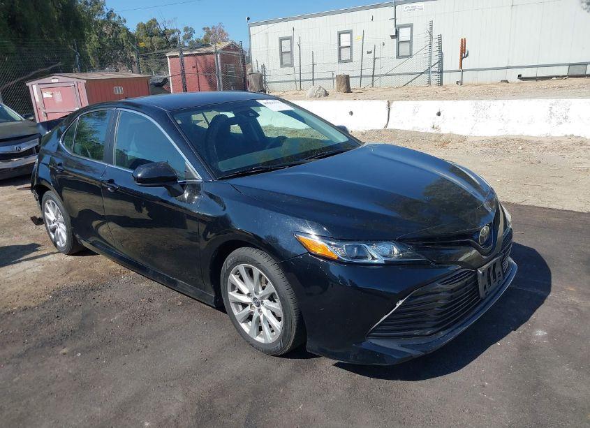 2019 Toyota Camry LE (VIN 4T1B11HK5KU714022) main photo