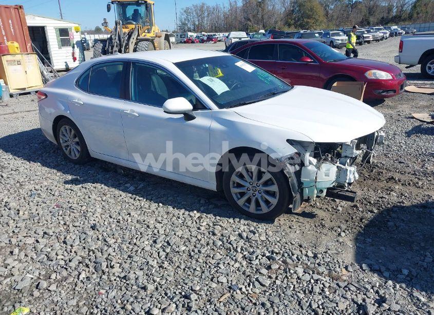 2019 Toyota Camry LE (VIN 4T1B11HK5KU739471) main photo