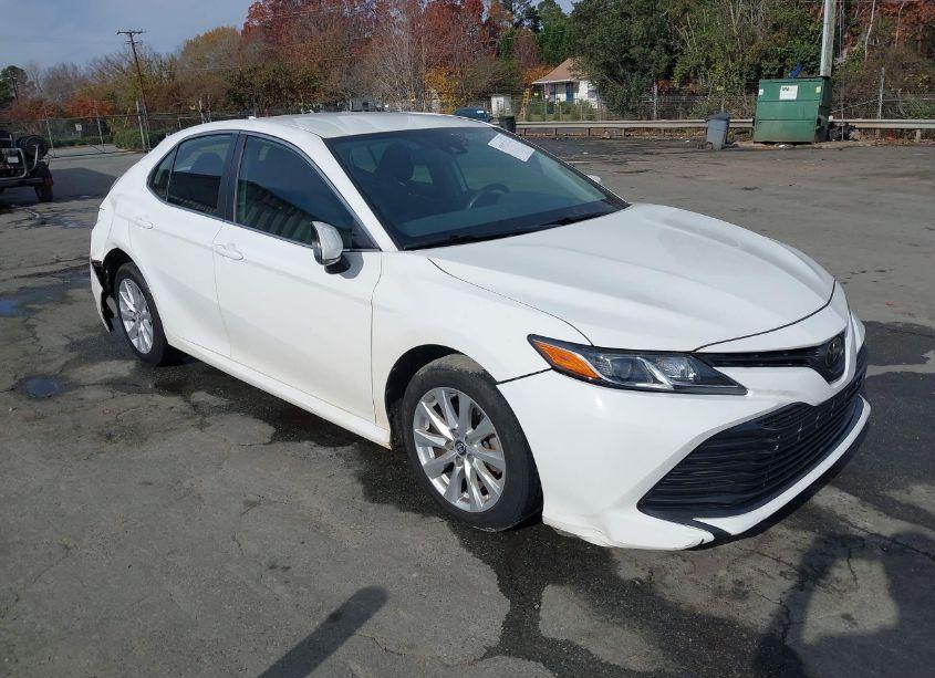 2019 Toyota Camry LE (VIN 4T1B11HK5KU758862) main photo