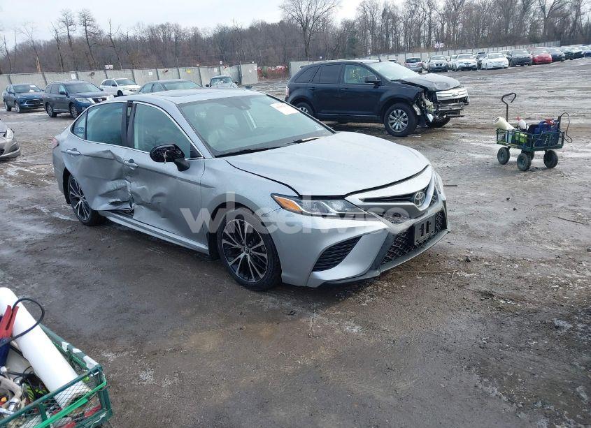 2019 Toyota Camry SE (VIN 4T1B11HK5KU761812) main photo