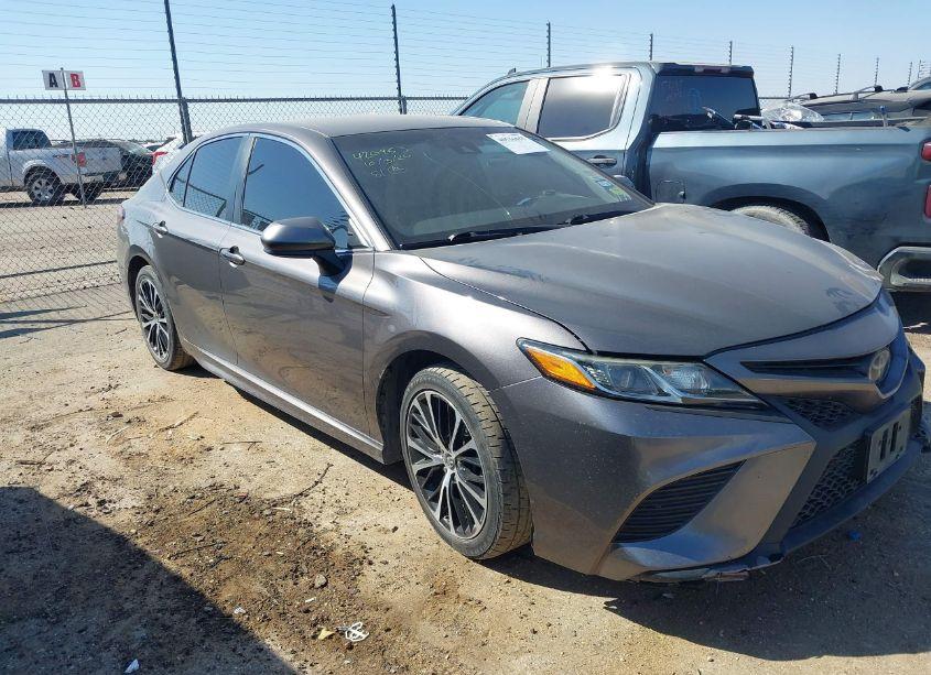 2019 Toyota Camry SE (VIN 4T1B11HK5KU772275) main photo