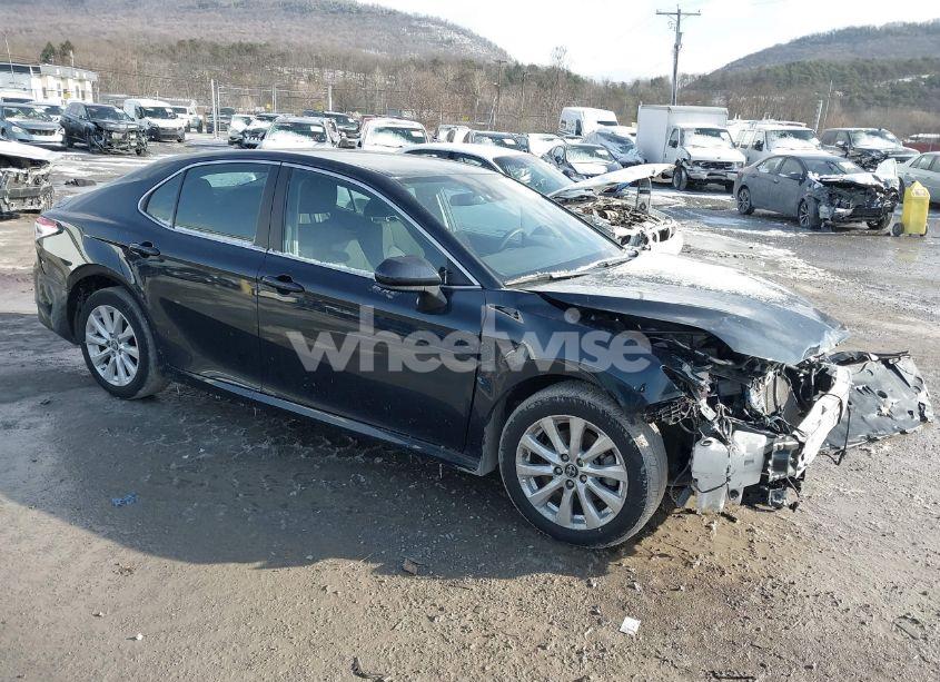 2019 Toyota Camry LE (VIN 4T1B11HK5KU814394) main photo