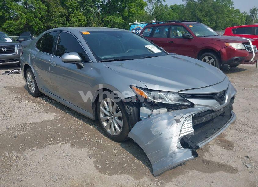 2019 Toyota Camry LE (VIN 4T1B11HK5KU839134) main photo