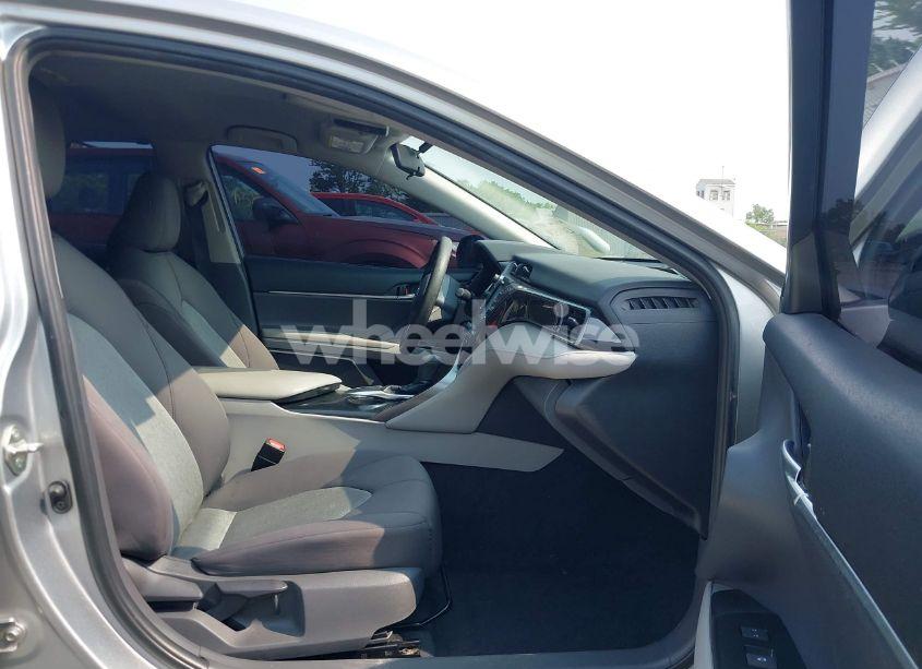 Photo 5 of 2019 Toyota Camry LE (VIN 4T1B11HK5KU839134)