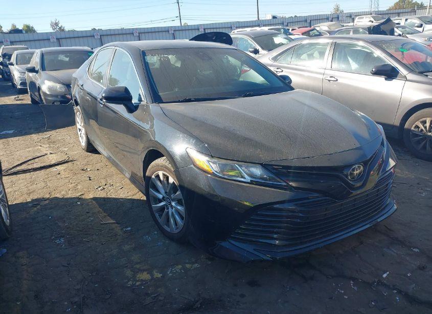 2018 Toyota Camry LE (VIN 4T1B11HK6JU004335) main photo