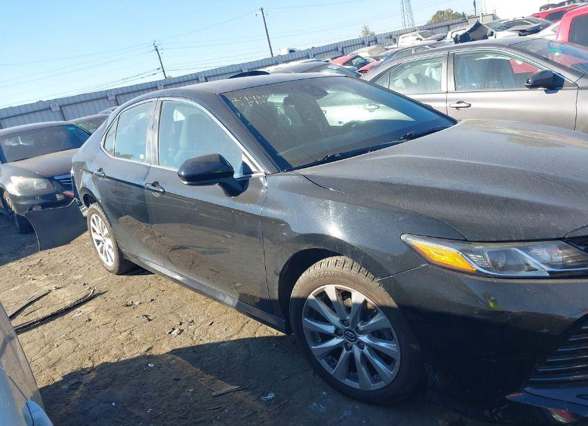 Photo 13 of 2018 Toyota Camry LE (VIN 4T1B11HK6JU004335)