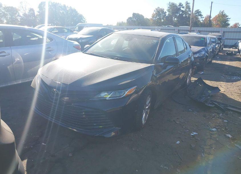 Photo 2 of 2018 Toyota Camry LE (VIN 4T1B11HK6JU004335)