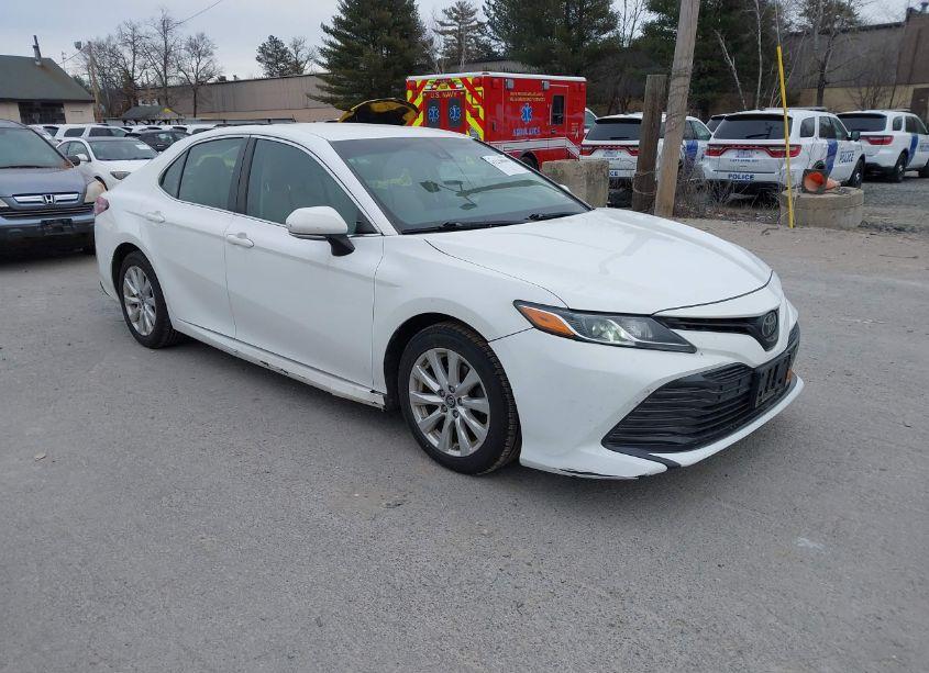 2018 Toyota Camry LE (VIN 4T1B11HK6JU016436) main photo