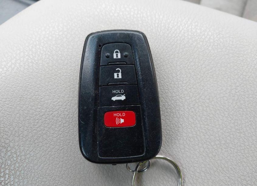 Photo 11 of 2018 Toyota Camry LE (VIN 4T1B11HK6JU016436)