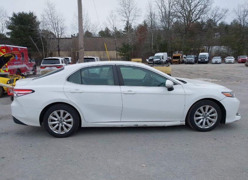 Photo 13 of 2018 Toyota Camry LE (VIN 4T1B11HK6JU016436)