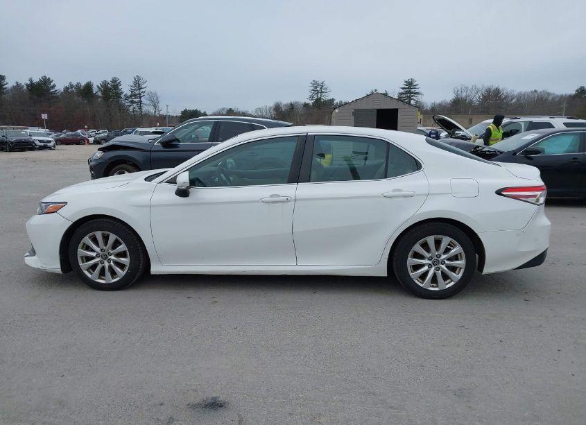 Photo 14 of 2018 Toyota Camry LE (VIN 4T1B11HK6JU016436)