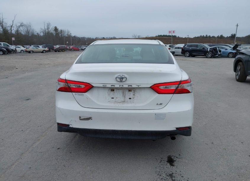 Photo 16 of 2018 Toyota Camry LE (VIN 4T1B11HK6JU016436)