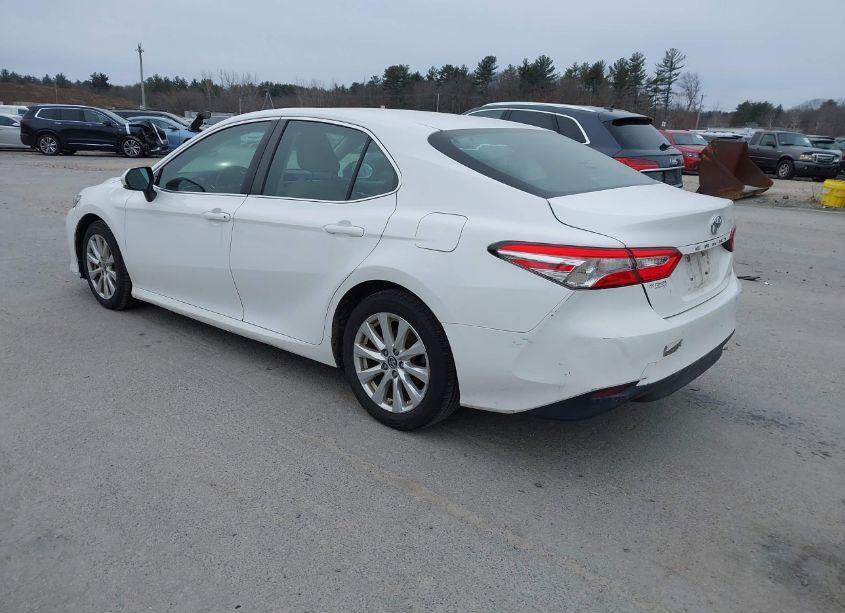 Photo 3 of 2018 Toyota Camry LE (VIN 4T1B11HK6JU016436)