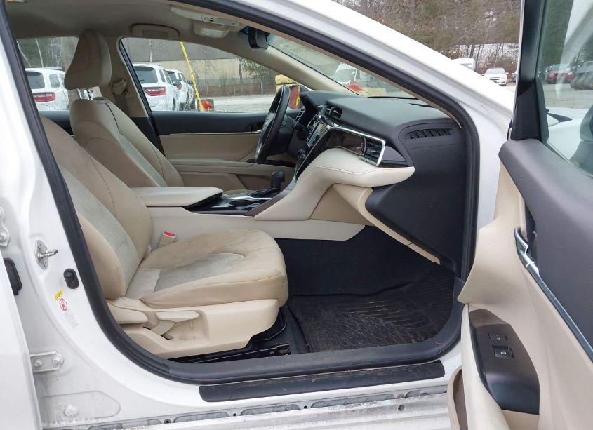 Photo 5 of 2018 Toyota Camry LE (VIN 4T1B11HK6JU016436)