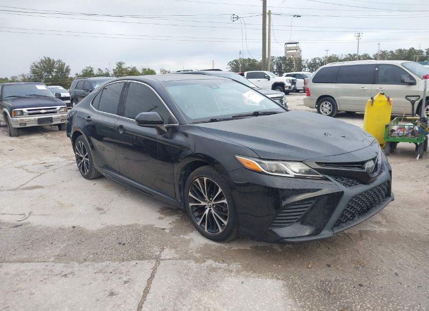 2018 Toyota Camry SE (VIN 4T1B11HK6JU018008) main photo