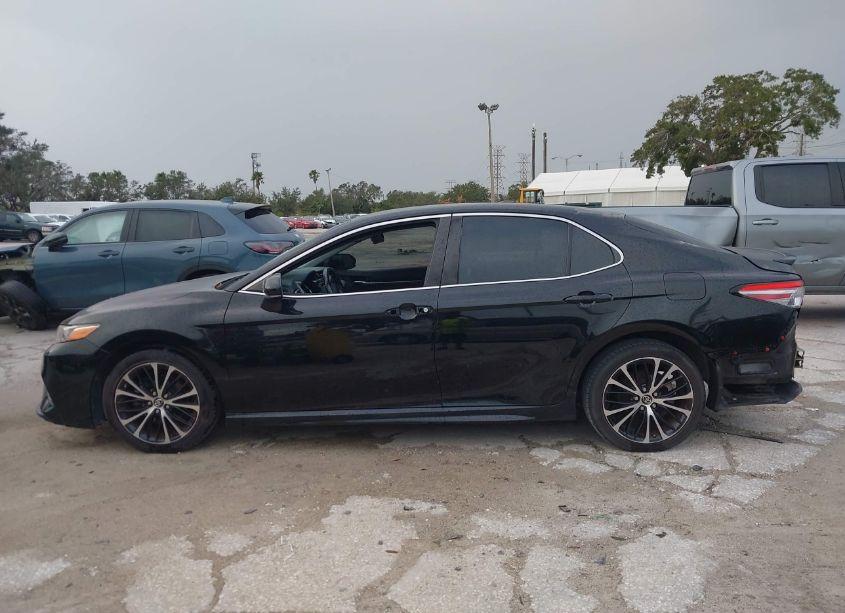 Photo 15 of 2018 Toyota Camry SE (VIN 4T1B11HK6JU018008)