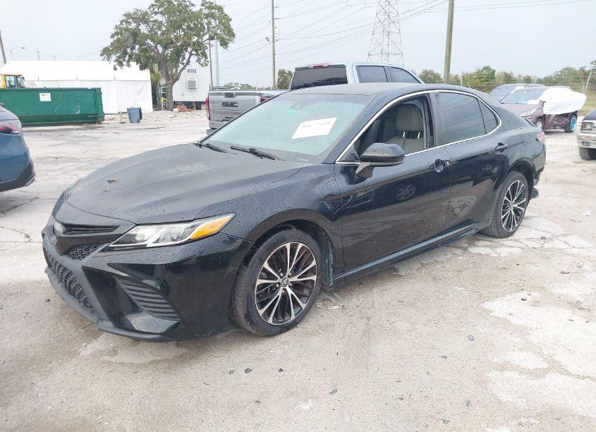 Photo 2 of 2018 Toyota Camry SE (VIN 4T1B11HK6JU018008)