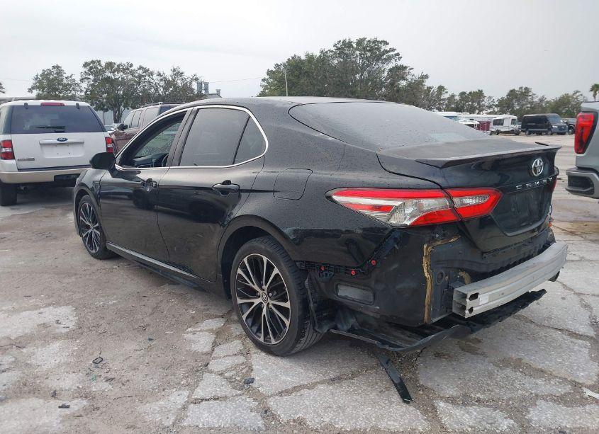 Photo 3 of 2018 Toyota Camry SE (VIN 4T1B11HK6JU018008)