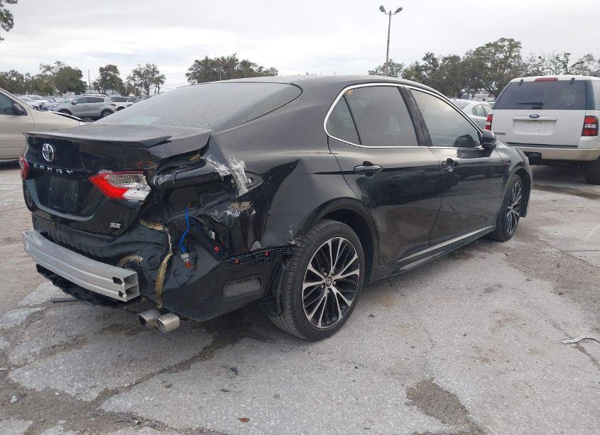 Photo 4 of 2018 Toyota Camry SE (VIN 4T1B11HK6JU018008)