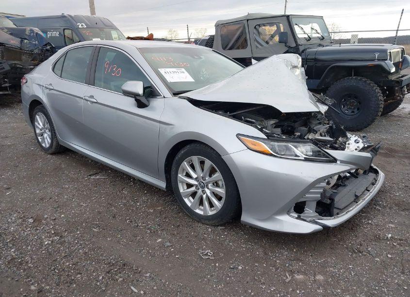 2018 Toyota Camry LE (VIN 4T1B11HK6JU020163) main photo