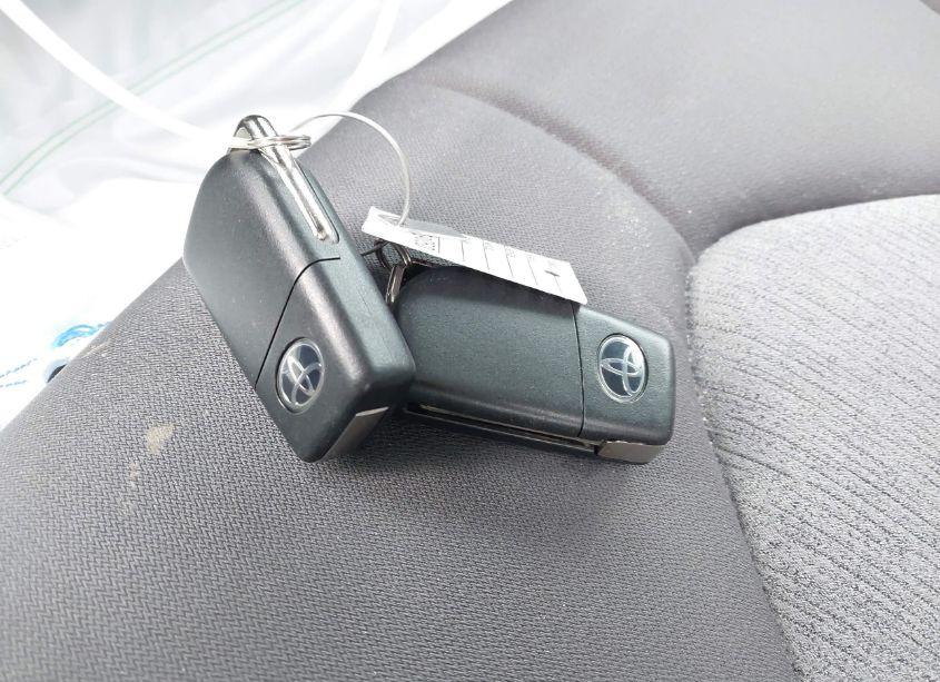 Photo 11 of 2018 Toyota Camry LE (VIN 4T1B11HK6JU020163)