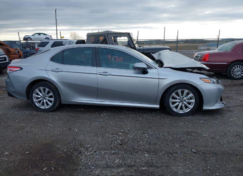 Photo 13 of 2018 Toyota Camry LE (VIN 4T1B11HK6JU020163)