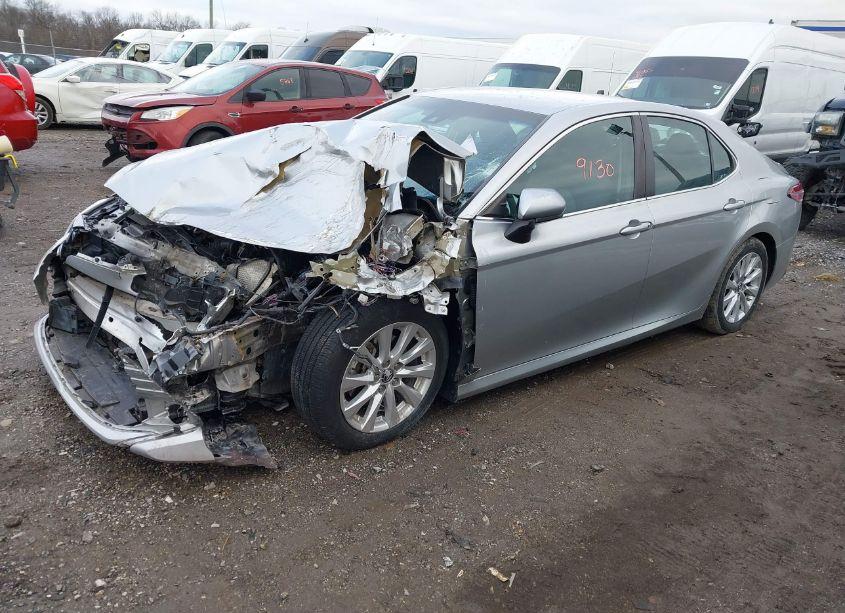 Photo 2 of 2018 Toyota Camry LE (VIN 4T1B11HK6JU020163)