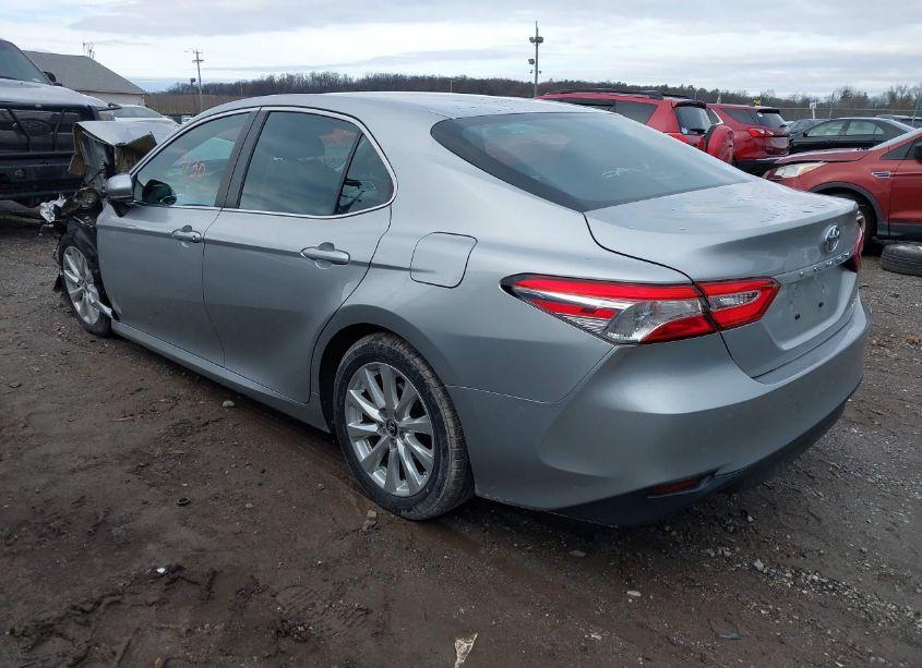 Photo 3 of 2018 Toyota Camry LE (VIN 4T1B11HK6JU020163)