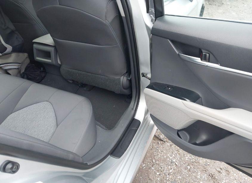 Photo 8 of 2018 Toyota Camry LE (VIN 4T1B11HK6JU020163)