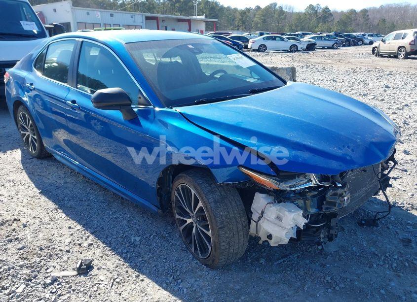 2018 Toyota Camry SE (VIN 4T1B11HK6JU027436) main photo