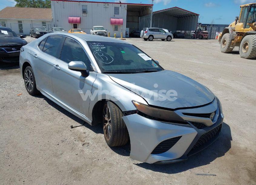 2018 Toyota Camry SE (VIN 4T1B11HK6JU036170) main photo