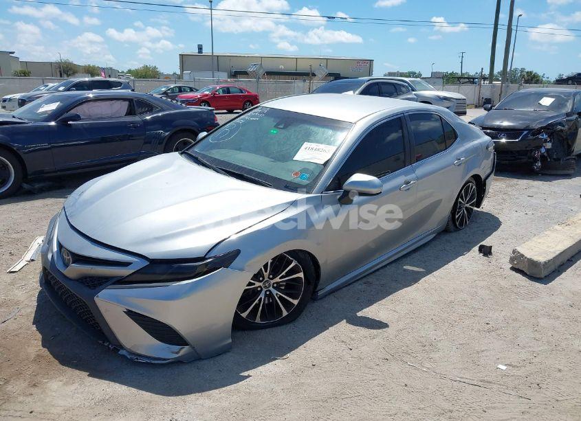 Photo 2 of 2018 Toyota Camry SE (VIN 4T1B11HK6JU036170)