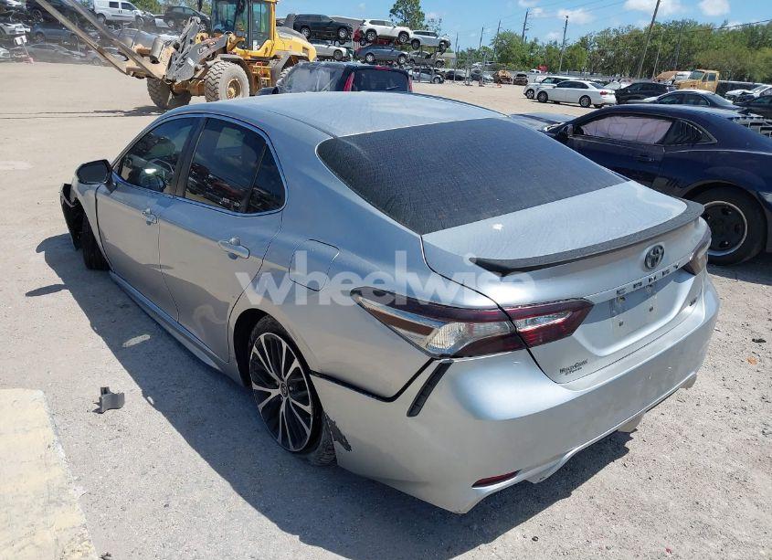 Photo 3 of 2018 Toyota Camry SE (VIN 4T1B11HK6JU036170)