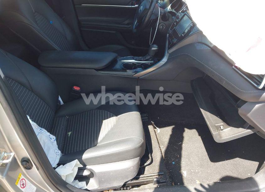 Photo 5 of 2018 Toyota Camry SE (VIN 4T1B11HK6JU036170)