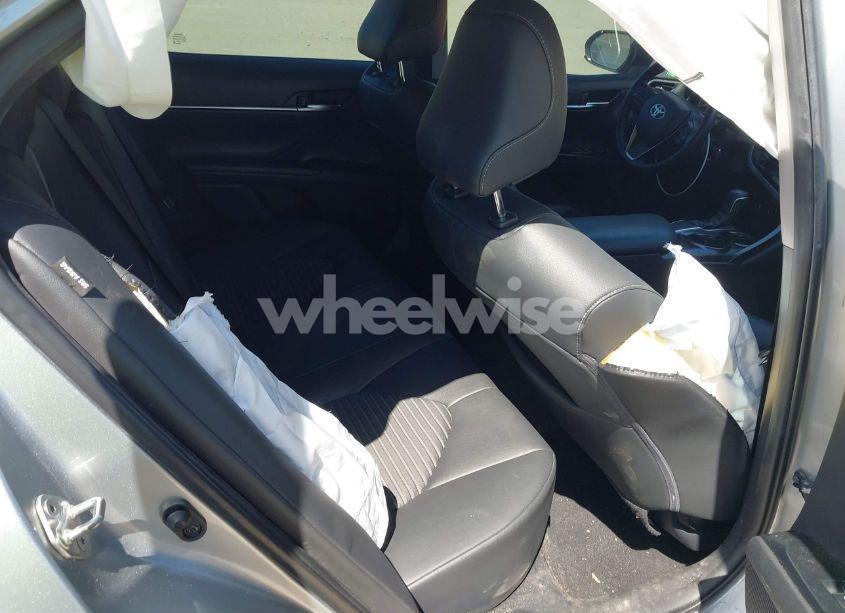 Photo 8 of 2018 Toyota Camry SE (VIN 4T1B11HK6JU036170)