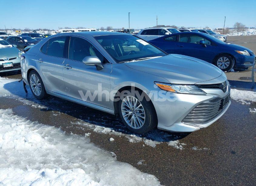 2018 Toyota Camry XLE (VIN 4T1B11HK6JU036203) main photo