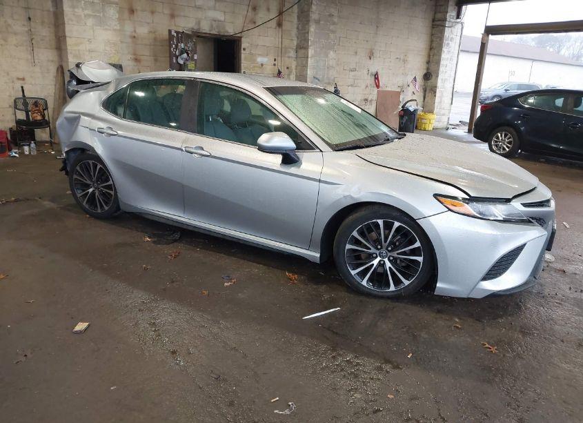 2018 Toyota Camry SE (VIN 4T1B11HK6JU040221) main photo