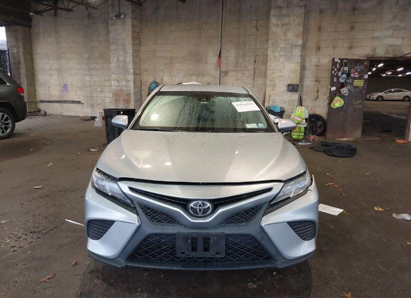 Photo 13 of 2018 Toyota Camry SE (VIN 4T1B11HK6JU040221)