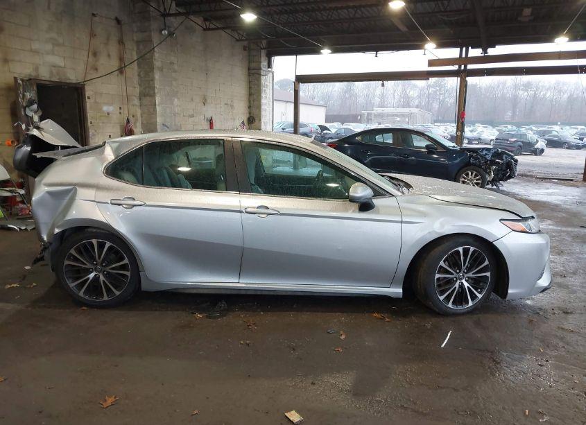 Photo 14 of 2018 Toyota Camry SE (VIN 4T1B11HK6JU040221)