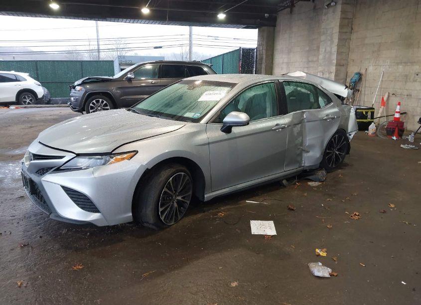 Photo 2 of 2018 Toyota Camry SE (VIN 4T1B11HK6JU040221)