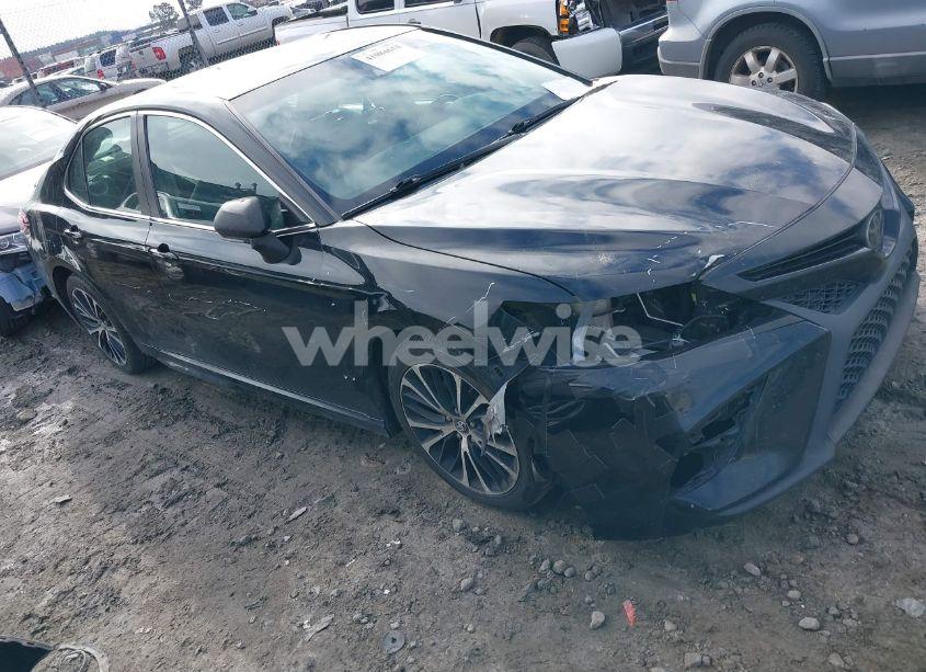 2018 Toyota Camry SE (VIN 4T1B11HK6JU045614) main photo