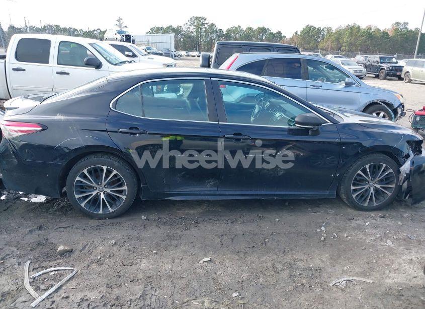 Photo 14 of 2018 Toyota Camry SE (VIN 4T1B11HK6JU045614)