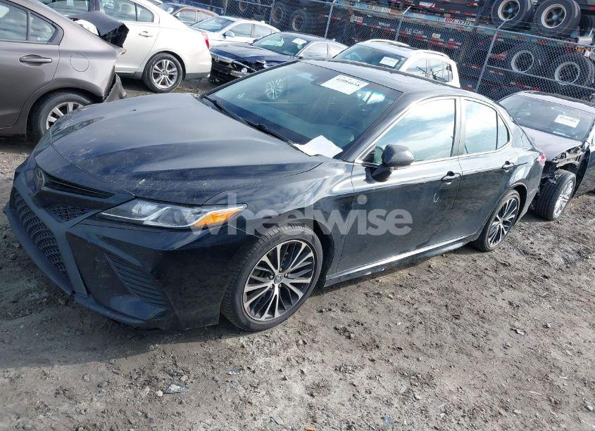 Photo 2 of 2018 Toyota Camry SE (VIN 4T1B11HK6JU045614)