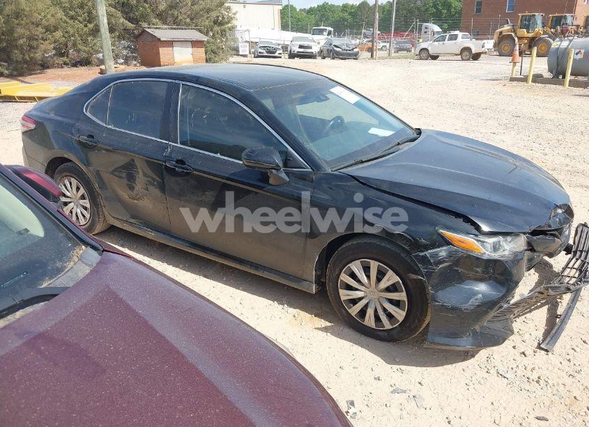 2018 Toyota Camry L (VIN 4T1B11HK6JU067077) main photo