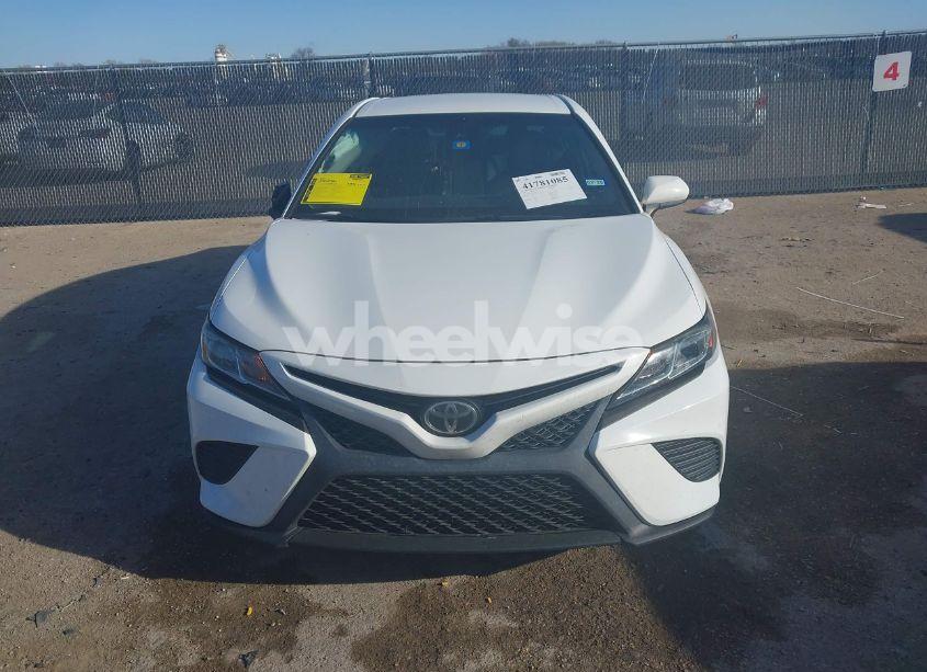 Photo 12 of 2018 Toyota Camry SE (VIN 4T1B11HK6JU068231)