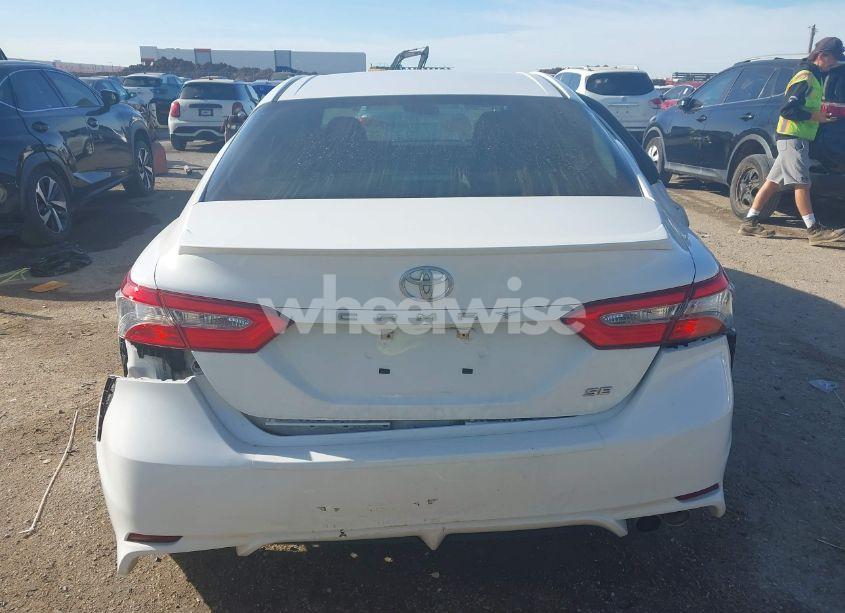 Photo 16 of 2018 Toyota Camry SE (VIN 4T1B11HK6JU068231)